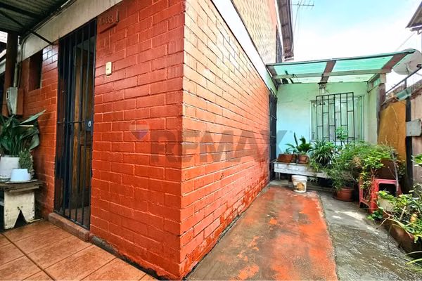 Casa con patio en 95 m2  de terreno