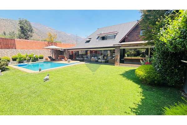 Espectacular casa en exclusivo condominio.