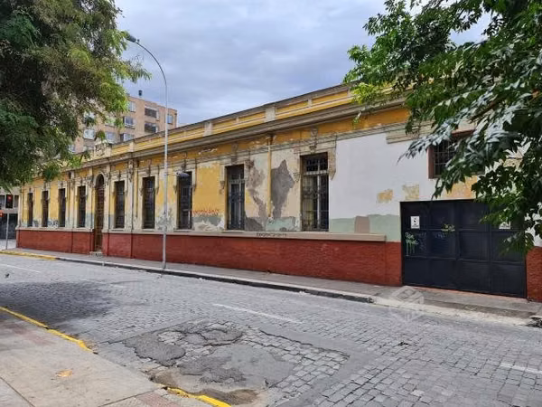 AMPLIA CASONA 450 M2 EN ESQUINA ALMIRANTE BARROSO C/ STO. DOMINGO