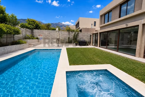 4 dorm + servicio, piscina, paneles solares