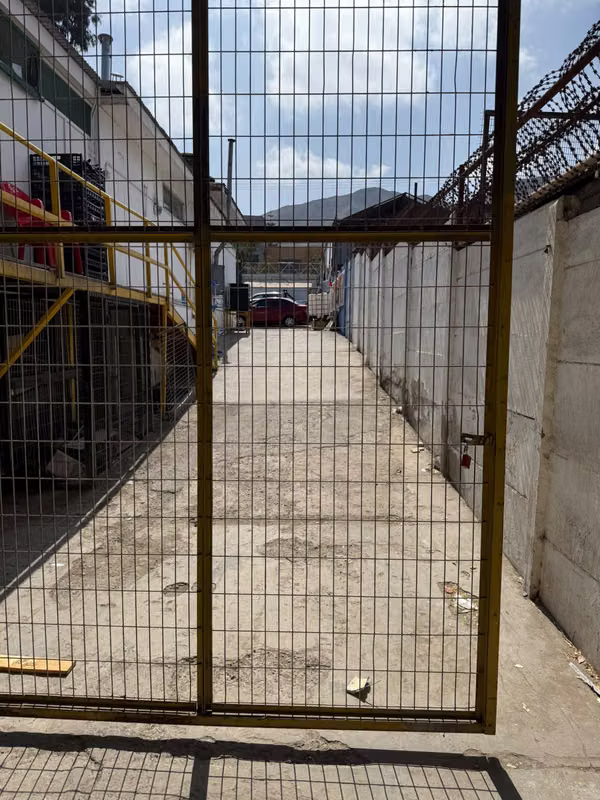 Arriendo bodega terreno cerca cancha oriente