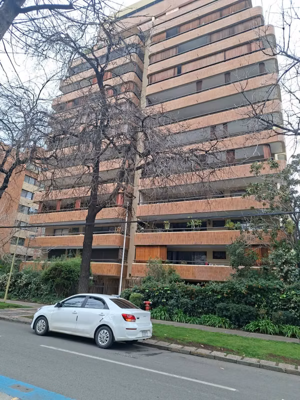 En Barrio El Golf Se Arrienda Departamento de 4D4B + 2E y B en Segundo Piso