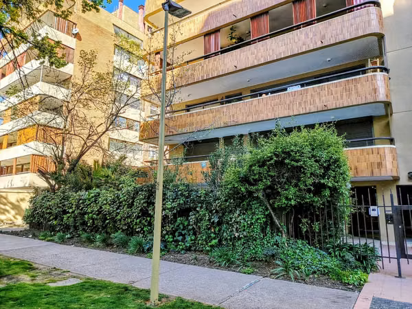 En Barrio El Golf Se Arrienda Departamento de 4D4B + 2E y B en Segundo Piso