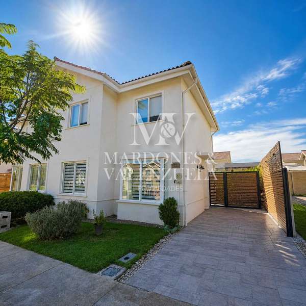 Casa como nueva, en Condominio Bello y Seguro (181243)