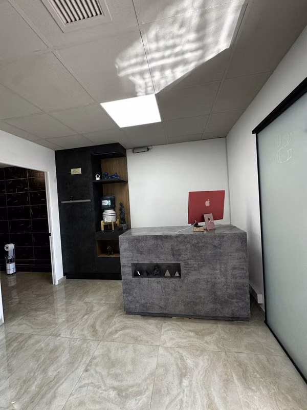 ARRIENDO O VENTA  OFICINA TIPO CLINICA AV LA DEHESA