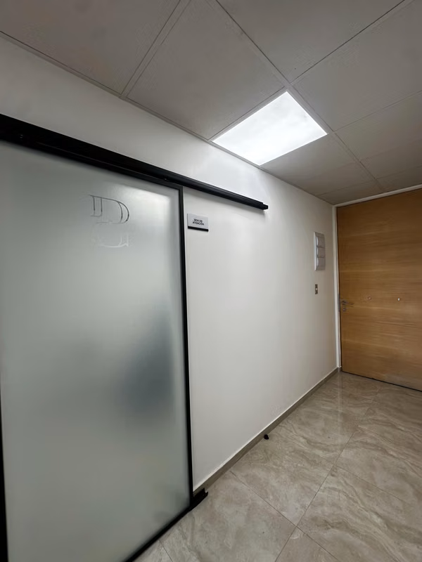 OFICINA TIPO CLINICA EN ARRIENDO AV LA DEHESA
