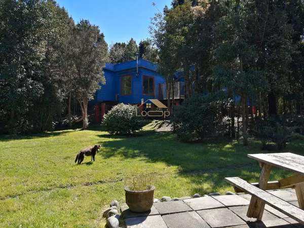 Exclusiva Parcela en Puerto Varas: 2 Casas Modernas y Entorno Natural