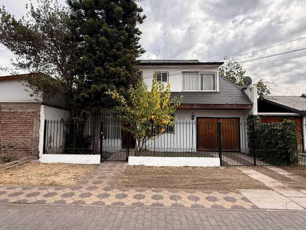 Hermosa casa de 2 pisos en barrio residencial (181299)