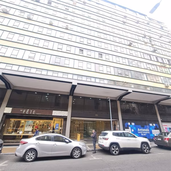 Oficina con baño privado en pleno centro de Santiago