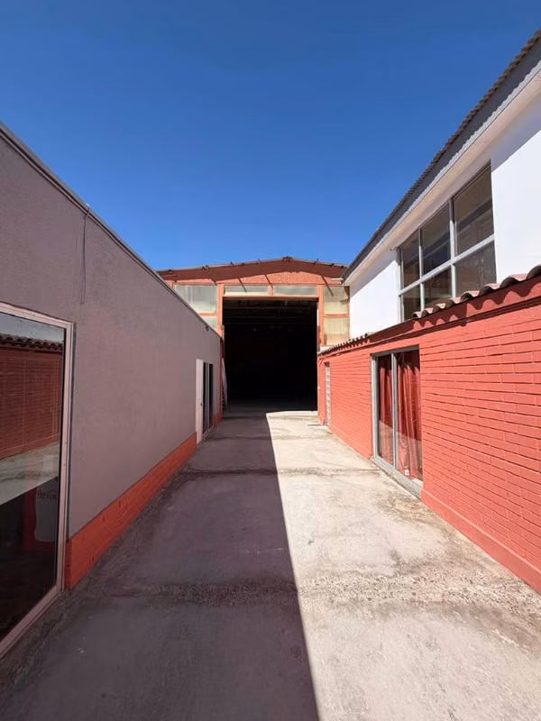 SE ARRIENDA HOSTAL CON GALPON