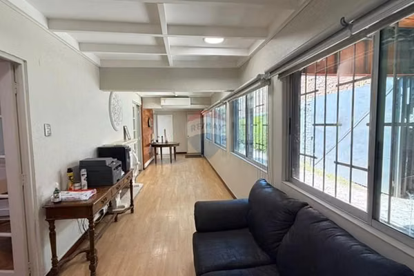 Bodega comercial con oficinas y patio operativo