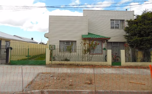 AMPLIA PROPIEDAD CON CASA DE 2 NIVELES CALLE MIRAFLORES