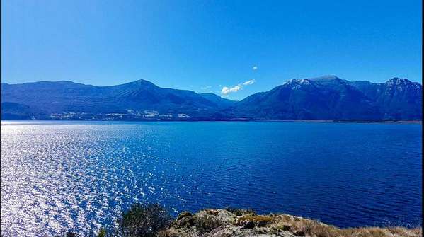 VENTA TERRENO ORILLA DE LAGO EN PENÍNSULA PUCÓN (181565)