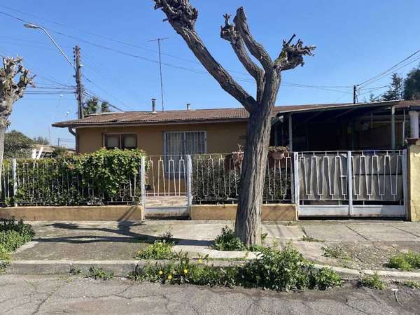 Venta de casa esquina en sector Plaza Maipú (181607)