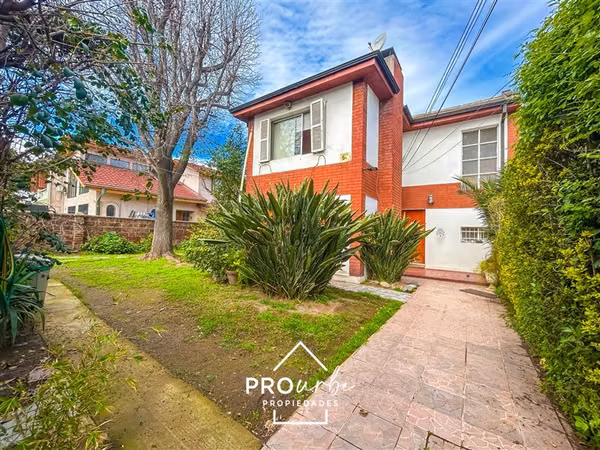 Casa en venta de 5 dorm. con gran terreno en La Reina