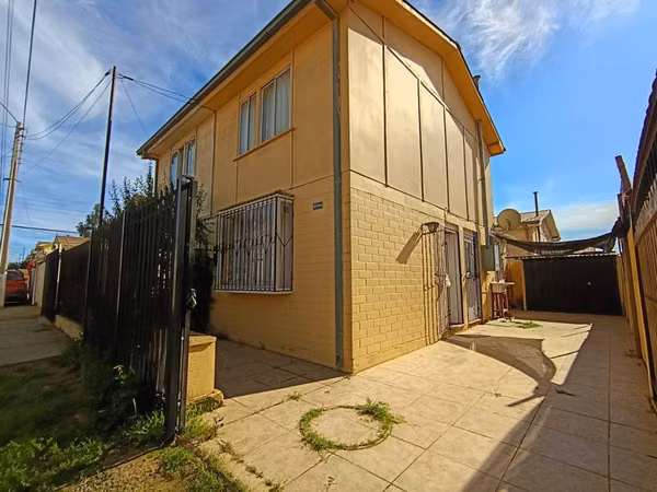 Casa de dos pisos en El Quisco