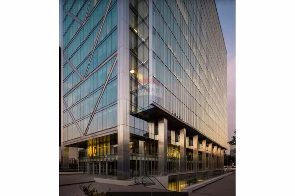 Oficina en nueva las condes semi amoblada