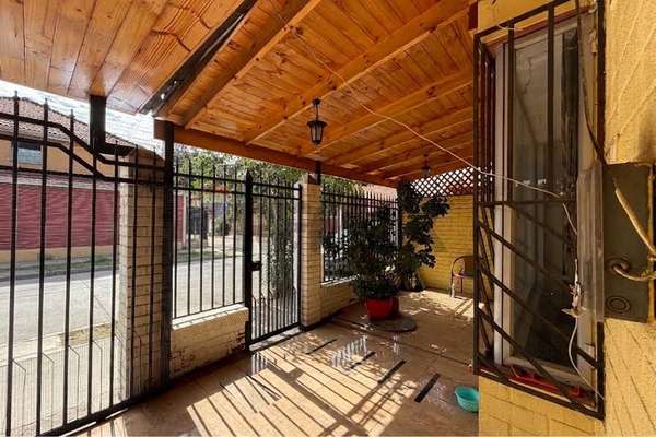 Amplia casa de 3 pisos en altos de quilicura