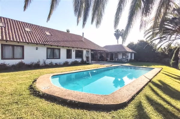 OLMUÉ parcela vende. Céntrica. 2 casas, gran jardin, agua.