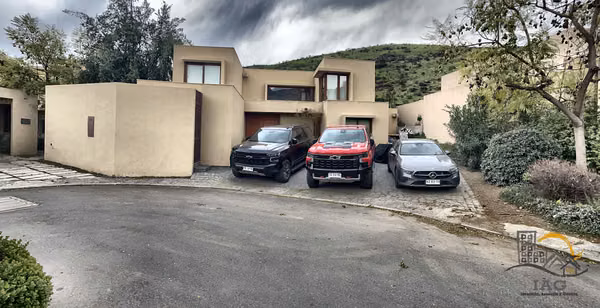 VENTA ESPECTACULAR CASA 6 DORM 4 BAÑOS + SERVICIOS