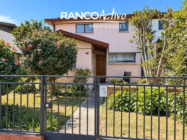 Se vende Amplia casa de 4D en Villa San Pedro + depto. indep