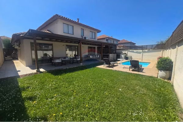 Acogedora casa, en condominio las calandria