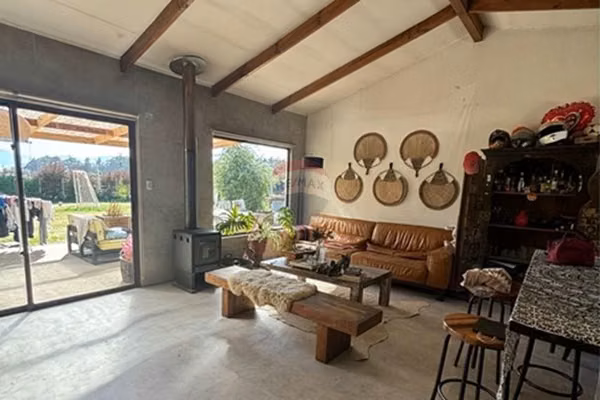 Linda casa en gran terreno dentro de condominio