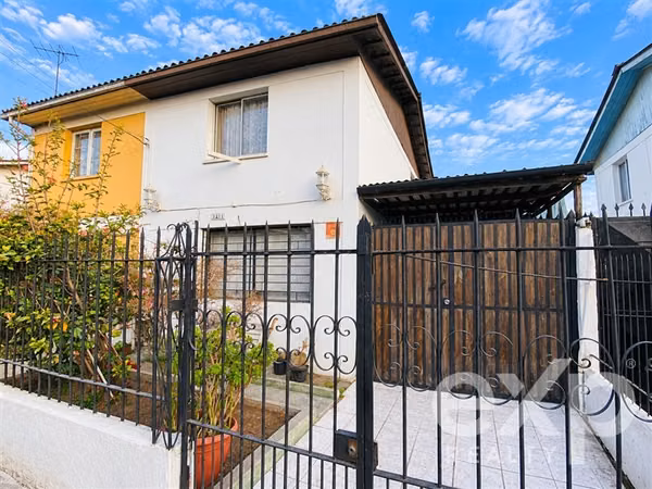 Casa en venta de 3 dorm. 2 cuadra Metro Lo Valledor