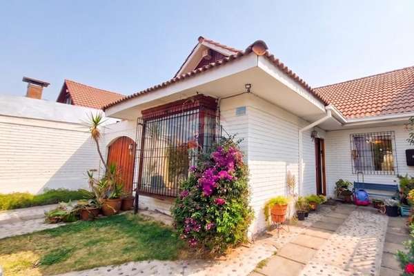 Casa en pasaje cerrado, parque tobalaba