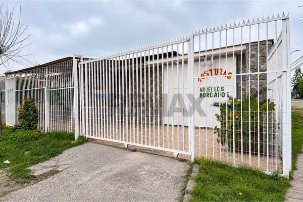 Casa esquina con taller y amplio patio