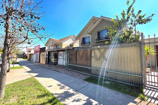 Casa 5d3b3e con piscina y jardín