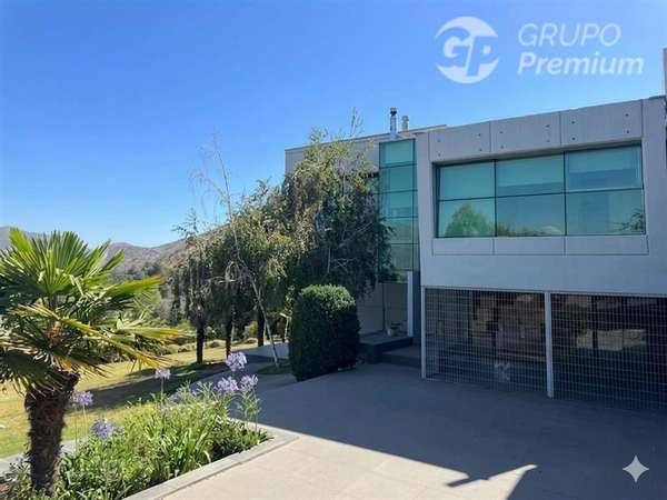 Vive en Pirque: Casa con Piscina, Gimnasio y Entorno Natural
