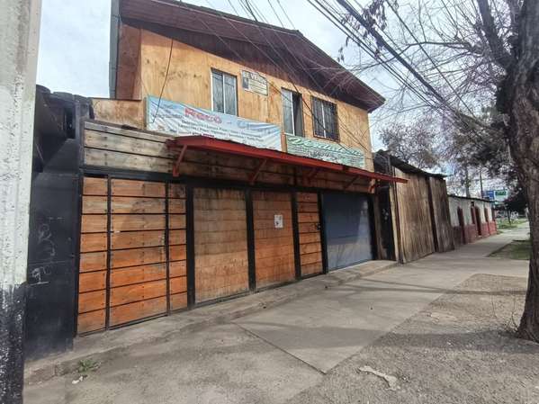 Propiedad con local comercial a pasos Metro Vespuc
