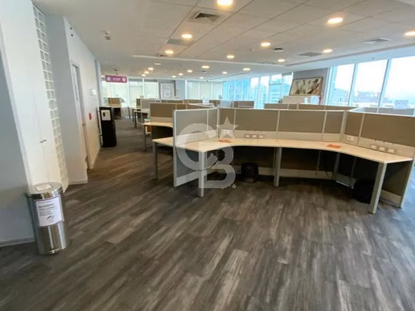 Oficina con amplia planta libre y buena distribución