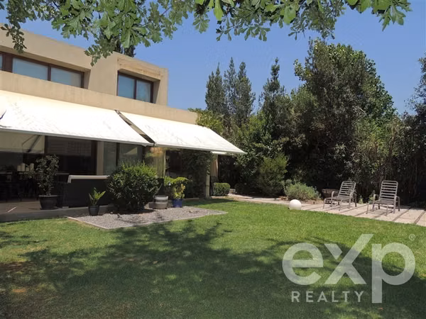 Impecable Casa en Arriendo de 4 Dorm.+Serv. Colegio Alemán