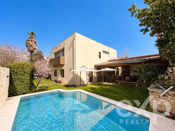 Casa amplia en venta con piscina, quincho, 6 piezas, 2 suite