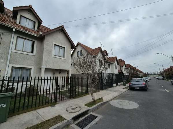 Casa 4D+3B+ oficina, Peñaflor, condominio