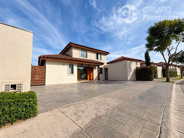 Casa en venta de 5D 3B Condominio Las Calandrias Chicureo