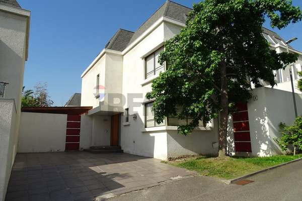 Casa en condominio en la reina alta 5d/4b