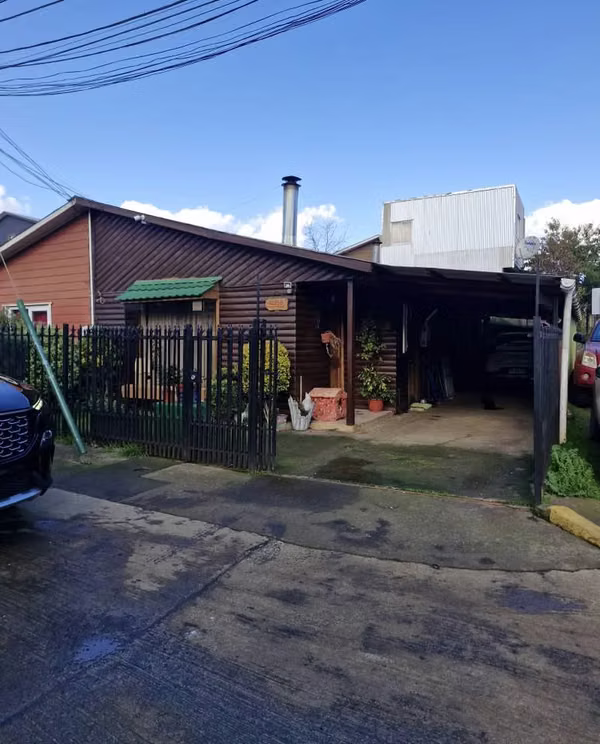 CASA INDEPENDIENTE DE UN PISO CON ESTACIONAMIENTO TECHADO  CON COCINA CERRADA
