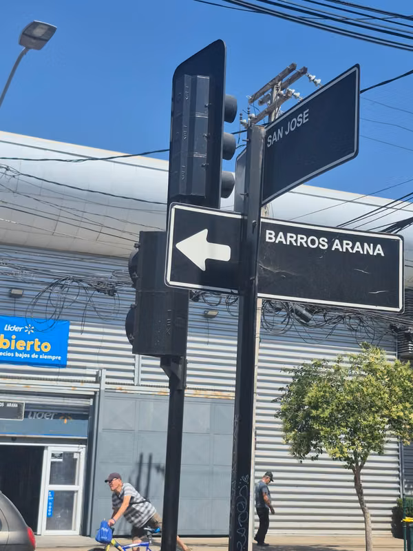 LOCAL FRENTE SUPERMERCADO LIDER
