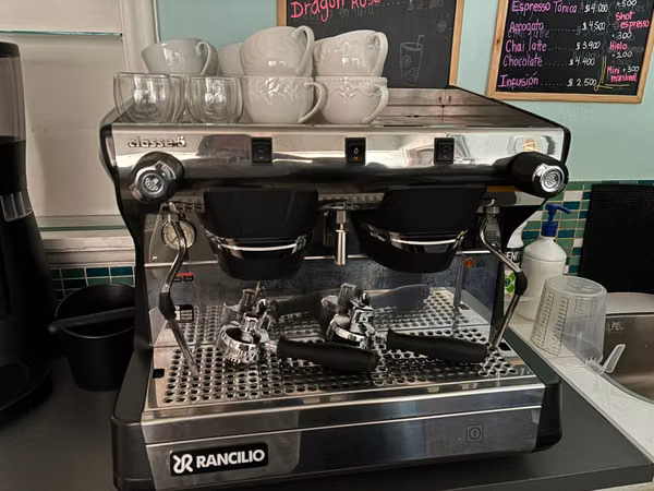 Se vende cafetera y molinillo poco uso