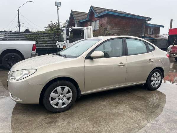 Hyundai Elantra 1.6 GLS 4X2 HD AC MT 4P. 2010