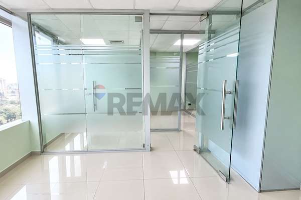 Oportunidad: oficina moderna junto al metro