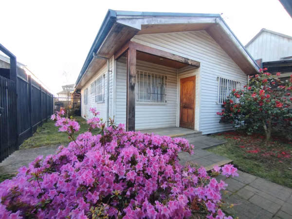 SE VENDE TERRENO DE 300 m2.  CON DOS CASAS DE, EN SECTOR BARRIOS BAJOS, VALDIVIA
