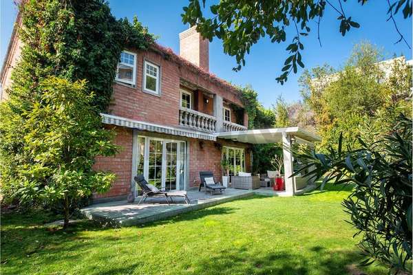 Venta casa inglesa 5d + estar + escritorio