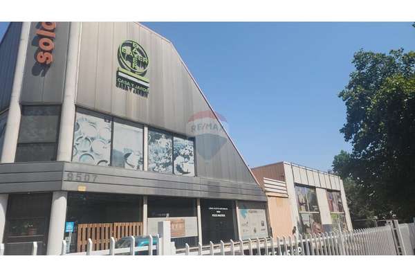 Amplios locales comerciales  excelente ubicacion