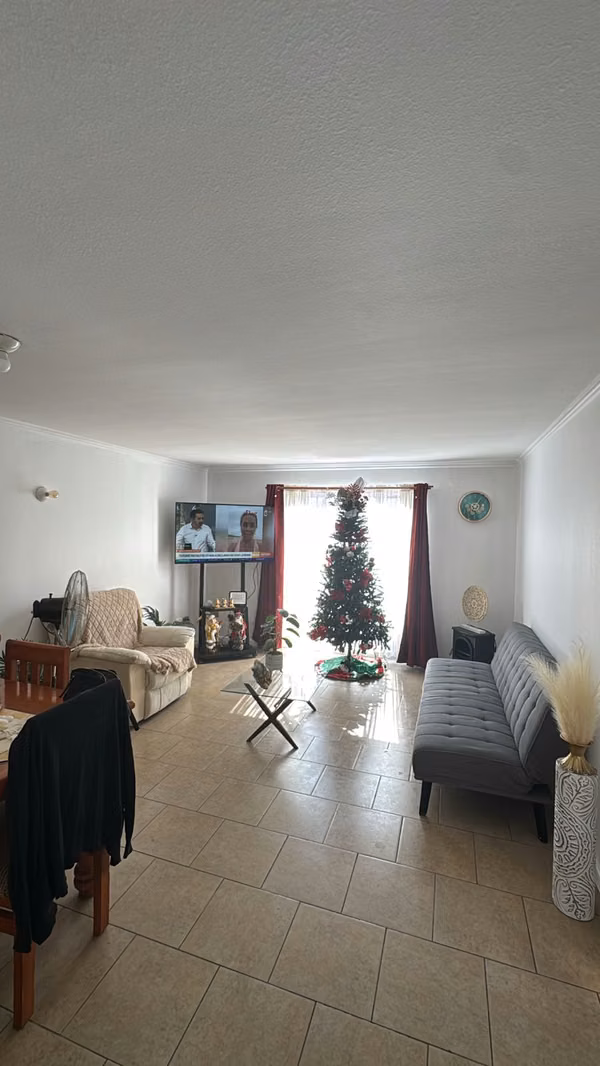 3 dorm, 2 baños, central, patio,1 piso, estacionamiento.