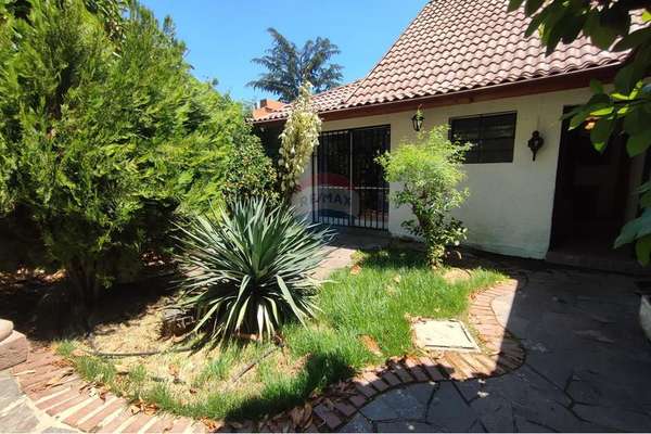 Casa familiar con piscina y gran potencial