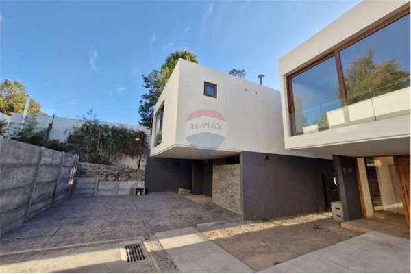 Linda casa cercana a dunalastair